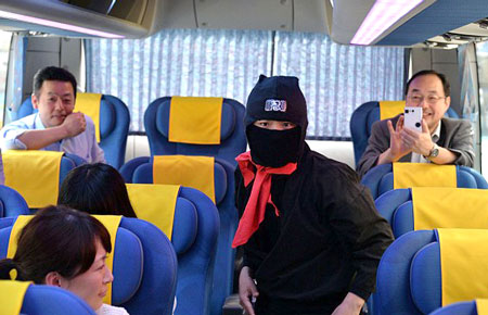 Một diễn vi&ecirc;n đ&oacute;ng giả ninja 