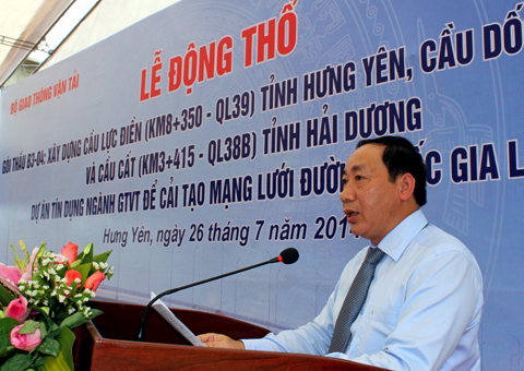 Thứ trưởng Bộ GTVT Nguyễn Hồng Trường ph&aacute;t lệnh khởi c&ocirc;ng g&oacute;i thầu B3 - 04.