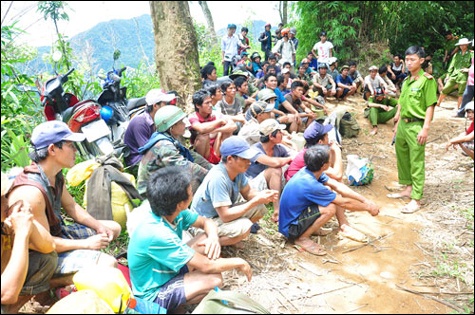 Lực lượng chức năng vận động người d&acirc;n kh&ocirc;ng quay trở lại đ&agrave;o đ&atilde;i v&agrave;ng tr&aacute;i ph&eacute;p (Ảnh: Thanh ni&ecirc;n)