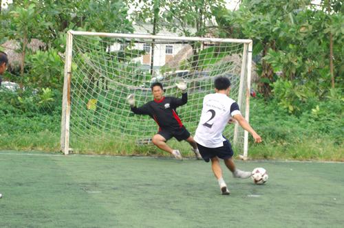 Pha s&uacute;t lu&acirc;n lưu hỏng ăn của cầu thủ Hải Ph&ograve;ng gi&uacute;p Vinamotor gi&agrave;nh chức v&ocirc; đich