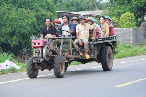 Công nông vô tư chở người trên QL14