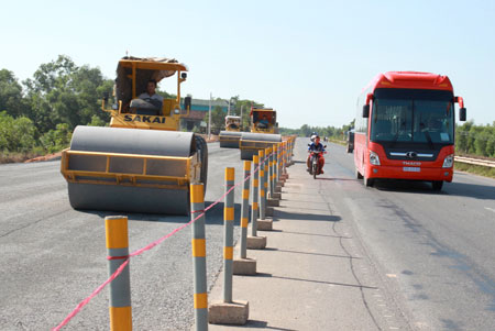 Các nhà thầu đang phấn đấu đẩy nhanh tiến độ nhưng không quên đảm bảo ATGT