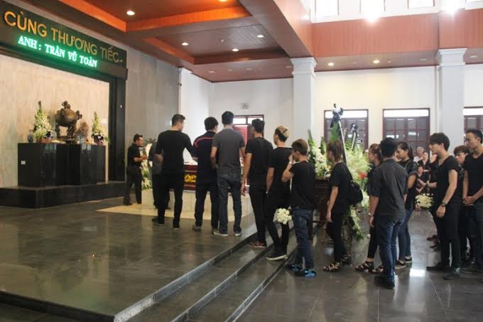  Từ s&aacute;ng sớm nay, 27/7, đ&ocirc;ng đảo giới nghệ sĩ, bạn b&egrave; của vlogger t&agrave;i năng To&agrave;n Shinoda đ&atilde; c&oacute; mặt ở Nh&agrave; tang lễ Bệnh viện 198 để dự lễ viếng.