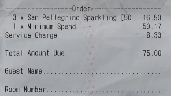 H&oacute;a đơn uống nước của &ocirc;ng Heaton, trong đ&oacute;, 3 chai nước c&oacute; gi&aacute;, ngo&agrave;i ra k&egrave;m theo một số phụ ph&iacute; kh&aacute;c như ph&iacute; phục vụ, khoản chi tối thiểu