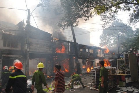 Lửa ch&aacute;y ng&uacute;t trời thi&ecirc;u rụi 10 ng&ocirc;i nh&agrave;