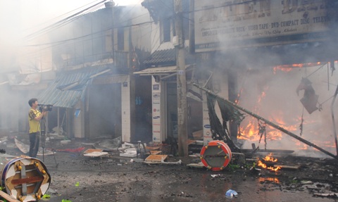 Nhiều ph&oacute;ng vi&ecirc;n b&aacute;o đ&agrave;i c&oacute; mặt trước cả lực lượng chữa ch&aacute;y