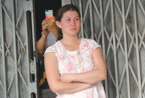 Một chị chủ c&oacute; nh&agrave; bị ch&aacute;y chỉ biết khoanh tay đứng kh&oacute;c