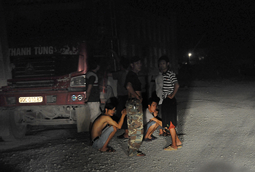 C&aacute;c l&aacute;i xe tụ tập dọc đường 494 (H&agrave; Nam) để đợi thời cơ vượt trạm c&acirc;n (Chụp l&uacute;c 0h30 ph&uacute;t ng&agrave;y 25/7)