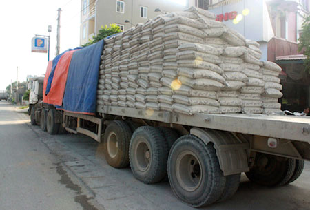 L&atilde;nh đạo Vicem Bỉm Sơn cam kết kh&ocirc;ng để những chiếc xe qu&aacute; tải như thế n&agrave;y ra khỏi nh&agrave; m&aacute;y