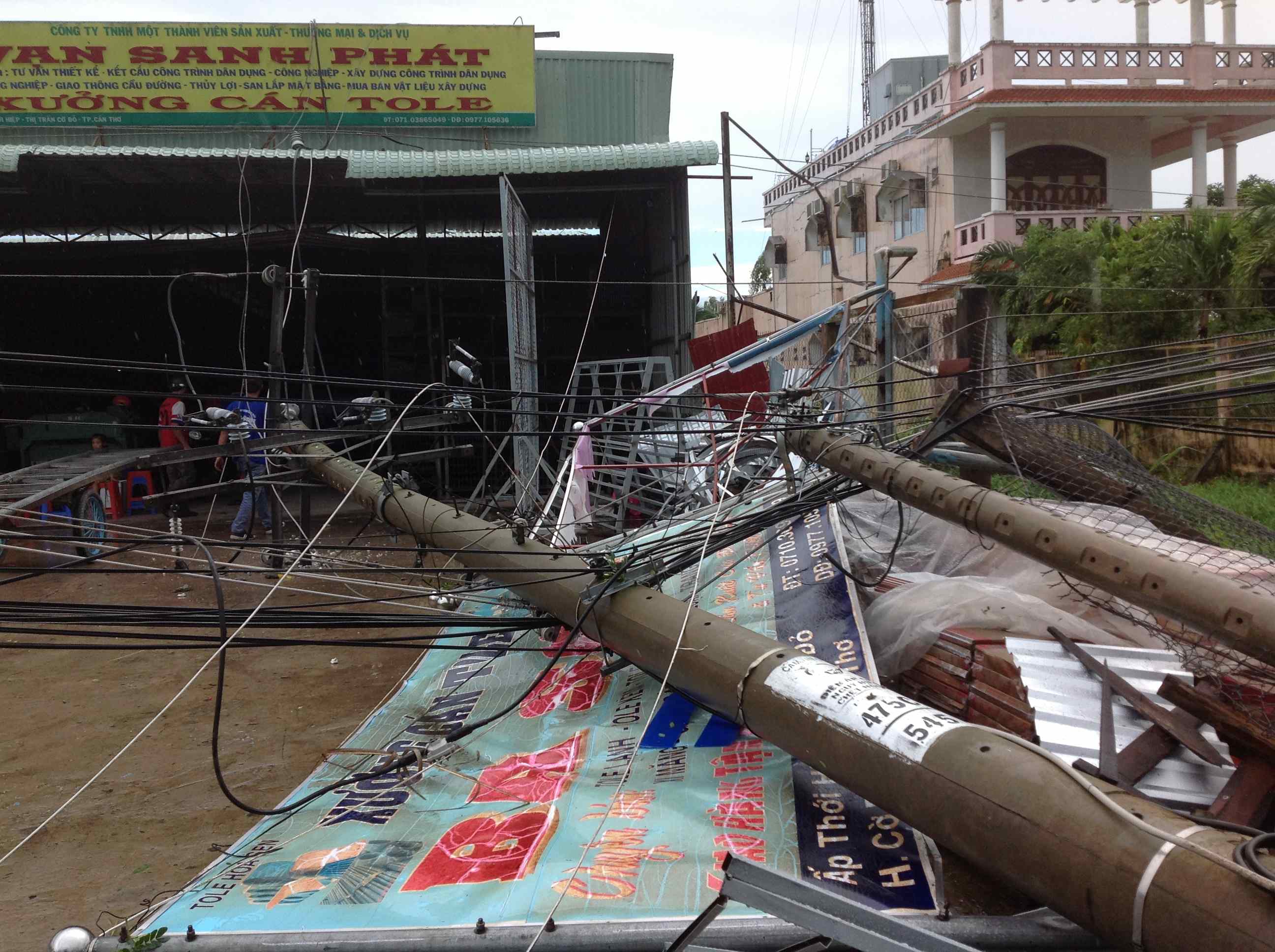 Cột điện g&atilde;y đổ ngổn ngang