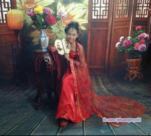 Trước đ&oacute; v&agrave;i ng&agrave;y,h&igrave;nh ảnh rất mới mẻ khi trang điểm, ăn vận kh&aacute; di&ecirc;m d&uacute;a theo tạo h&igrave;nh cổ trang của Phương Mỹ Chi cũng đ&atilde; khiến c&aacute;c fan x&ocirc;n xao.