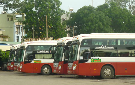 B&atilde;i xe Th&agrave;nh Bưởi tr&ecirc;n đường L&ecirc; Hồng Phong, quận 5, TP HCM (ảnh chụp chiều 24/7)