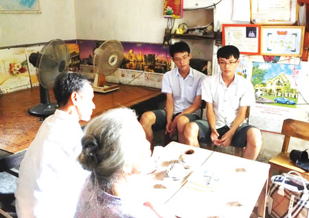 Trong căn nh&agrave; của hai t&acirc;n thủ khoa, bằng khen được treo k&iacute;n tường