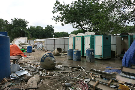 Ho&agrave;ng th&agrave;nh Thăng Long đang bị tổn thương 