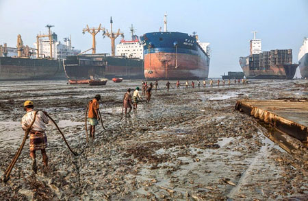 C&ocirc;ng nh&acirc;n Bangladesh chấp nhận chịu độc hại, nguy cơ mất an to&agrave;n lao động chỉ để đổi lấy 3-4 USD tiền c&ocirc;ng một ng&agrave;y