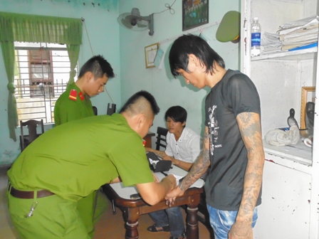 Hai đối tượng Lưu Văn Hải v&agrave; Nguyễn Đ&igrave;nh Mỹ tại cơ quan C&ocirc;ng an