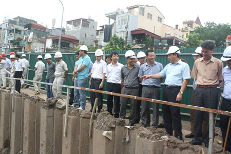 Thứ trưởng Nguyễn Hồng Trường kiểm tra tiến độ thi c&ocirc;ng ga L&aacute;ng