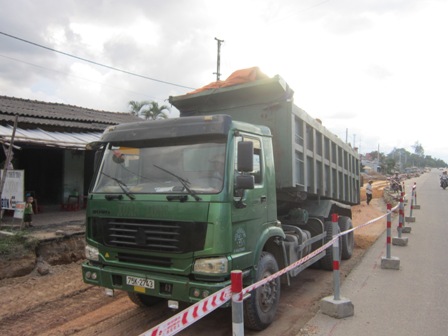 Xe &ldquo;hổ vồ&rdquo; hoạt động tại Dự &aacute;n mở rộng QL1 đoạn qua TX Hương Thủy