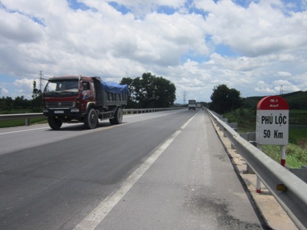 Một đoạn đường tr&aacute;nh Huế vừa được sửa chữa