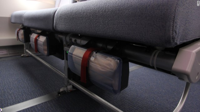 &Aacute;o phao cứu sinh được gấp gọn trong hộp ngay dưới ghế