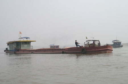 T&agrave;u bị mắc cạn tr&ecirc;n s&ocirc;ng Hồng đoạn gi&aacute;p ranh tỉnh Vĩnh Ph&uacute;c - TX Sơn T&acirc;y, H&agrave; Nội