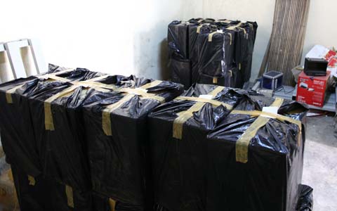 Kiện h&agrave;ng chứa 12.500 bao thuốc l&aacute; lậu