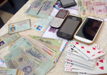 Tang vật gồm tiền, điện thoại, bộ b&agrave;i t&acirc;y m&agrave; cảnh s&aacute;t thu giữ tại hiện trường