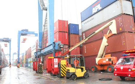 Lượng container đến C&aacute;t L&aacute;i tăng đột biến trong thời gian qua