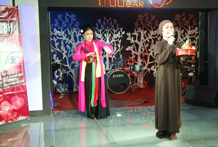 C&aacute;c tiết mục ch&egrave;o được biểu diễn tại qu&aacute;n bar