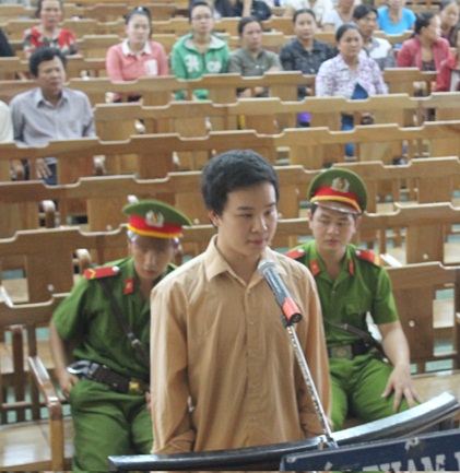 V&igrave; m&ecirc; game m&agrave; H&ograve;a kh&ocirc;ng c&ograve;n nh&acirc;n t&iacute;nh khi ra tay giết &ocirc;ng ngoại để lấy tiền nướng v&agrave;o game