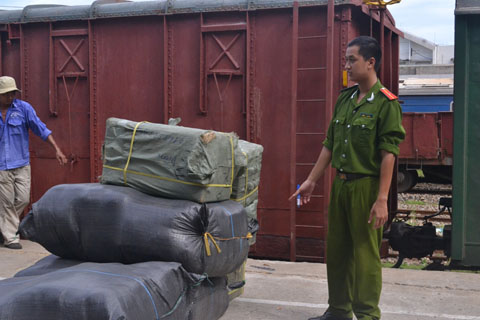 Nhiều l&ocirc; h&agrave;ng lậu tr&ecirc;n t&agrave;u TN1 bị PC46 bắt giữ