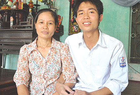 Thủ khoa Kiều Văn Bắc v&agrave; mẹ trong căn nh&agrave; đơn sơ