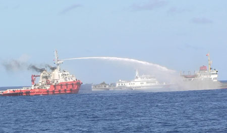 T&agrave;u Trung Quốc d&ugrave;ng v&ograve;i rồng phun nước v&agrave;o t&agrave;u Việt Nam tr&ecirc;n biển Đ&ocirc;ng
