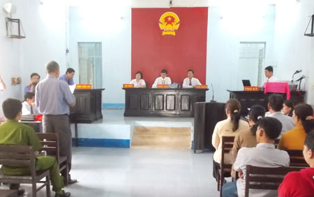 Phi&ecirc;n t&ograve;a x&eacute;t xử vụ kiện