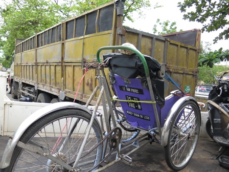 C&uacute; t&ocirc;ng mạnh l&agrave;m chiếc xe x&iacute;ch l&ocirc; bị hư hỏng nặng