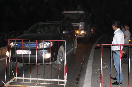 Đến tối, nhiều xe tải không phải của nhà thầu vẫn đòi vượt qua gác chắn đi vào các gói thầu đang thi công của cao tốc Nội Bài - Lào Cai (Ảnh chụp tối 6/8 )