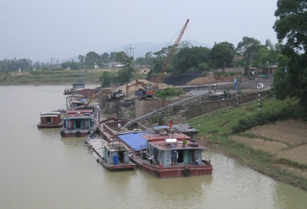 Mặt h&agrave;ng vận tải thủy tại ph&iacute;a Bắc nhiều năm nay mới chủ yếu l&agrave; vật liệu x&acirc;y dựng (ảnh: chụp tr&ecirc;n tuyến s&ocirc;ng Cầu, địa phận H&agrave; Nội)