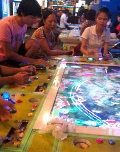 Nhiều người tham gia tr&ograve; chơi bắn c&aacute; tại si&ecirc;u thị Hiway H&agrave; Đ&ocirc;ng