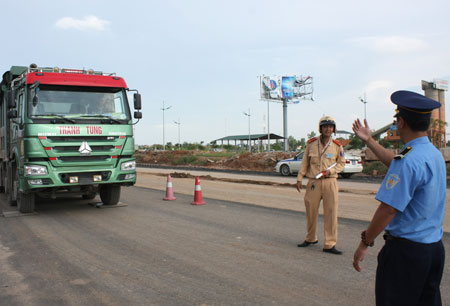 Xe qu&aacute; tải hoạt động tại dự &aacute;n nh&agrave; ga T2 Nội B&agrave;i bị c&aacute;c lực lượng chức năng xử l&yacute;