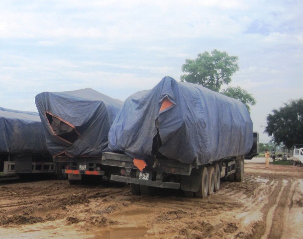 Trước đ&oacute;, v&agrave;o hồi th&aacute;ng 5 vừa qua, lực lượng CSGT Thanh H&oacute;a cũng đ&atilde; bắt được 3 xe chở gỗ qu&aacute; tải tr&ecirc;n 50% 