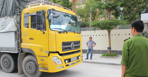 Chiếc xe tải chở thuốc l&aacute; lậu bị bắt giữ