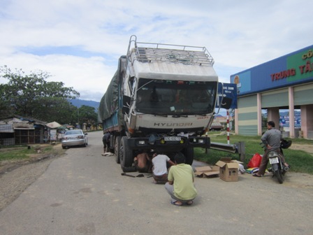 Xe hỏng dừng sửa &aacute;n ngữ lu&ocirc;n đường đi