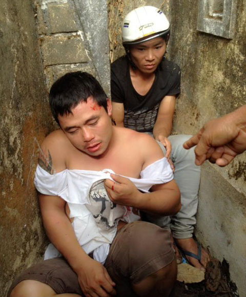 Hai thanh ni&ecirc;n trộm ch&oacute; bị người d&acirc;n bắt giữ