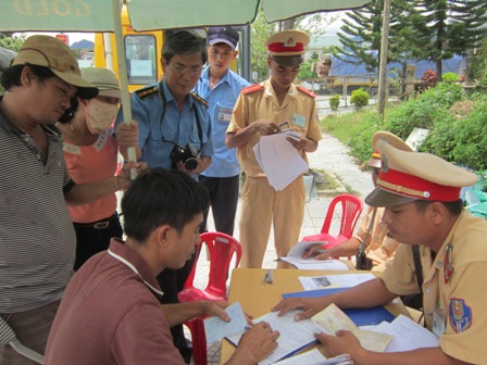 T&agrave;i xế k&yacute; v&agrave;o bi&ecirc;n bản vi phạm