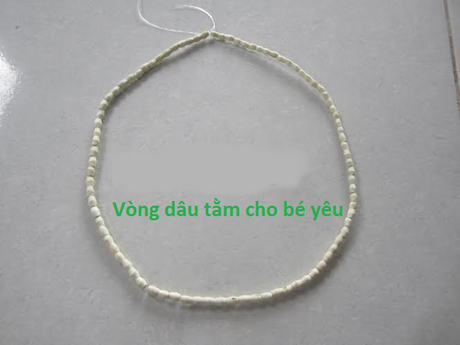 V&ograve;ng tay d&acirc;u tằm cho trẻ nhỏ được rao b&aacute;n