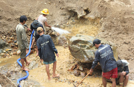 Đ&agrave;o v&agrave;ng tr&aacute;i ph&eacute;p ở Phước Sơn đang diễn ra rầm rộ hơn trước