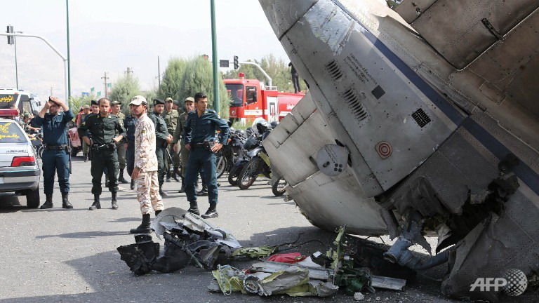 Mảnh vụn chiếc m&aacute;y bay gặp nạn tr&ecirc;n phố