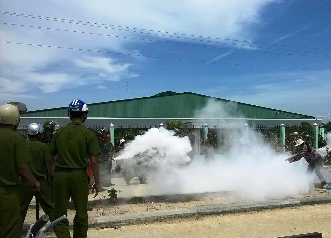 Lực lượng cảnh s&aacute;t cơ động d&ugrave;ng b&igrave;nh chữa ch&aacute;y khống chế kh&ocirc;ng cho người nh&agrave; b&agrave; K&iacute;nh ph&oacute;ng hỏa