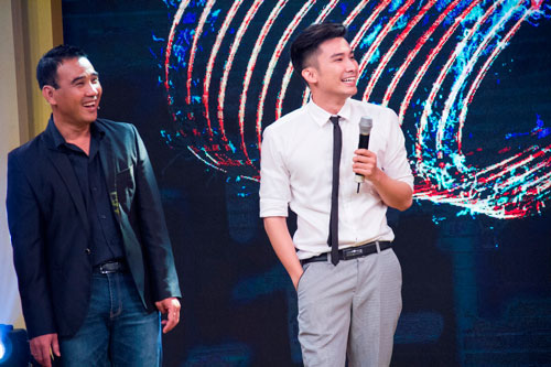 Ch&iacute; Thiện biểu diễn tiết mục g&oacute;p vui trong chương tr&igrave;nh