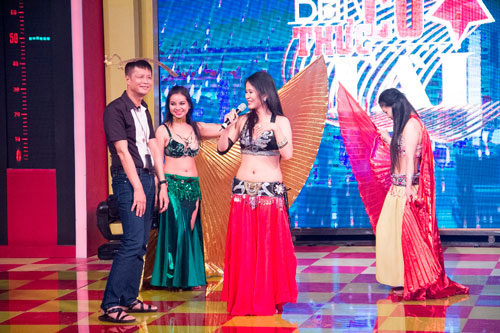 Đao diễn L&ecirc; Ho&agrave;ng được nh&oacute;m Amani dạy m&uacute;a bụng 